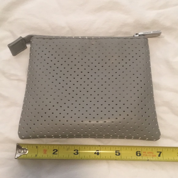 Honest beauty zippered pouch - Picture 3 of 9